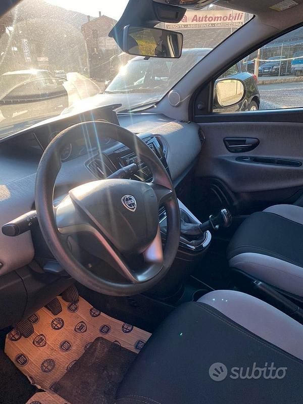 Usata Lancia Ypsilon Silver 69 CV (50 kW) 2013 Marrone Utilitaria
