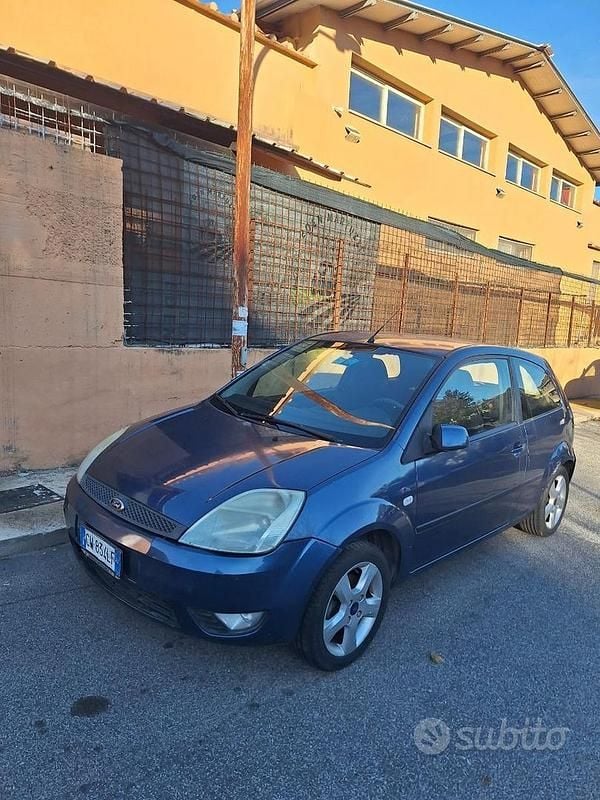 Usata Ford Fiesta 68 CV (50 kW) 2005 Blu Utilitaria