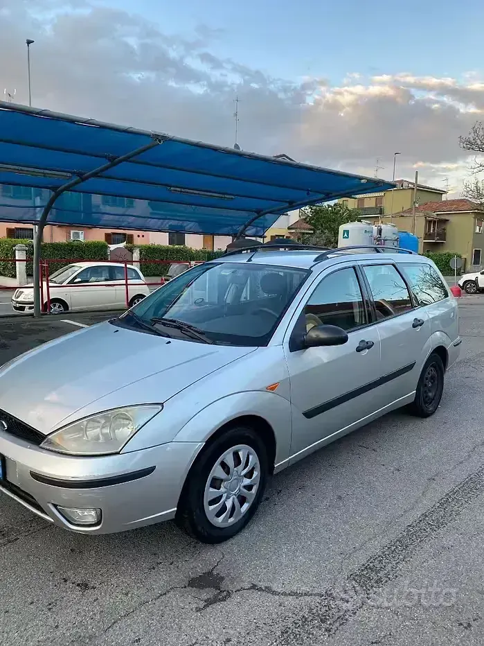 Usata Ford Focus 100 CV (73 kW) 2002 Grigio Station wagon