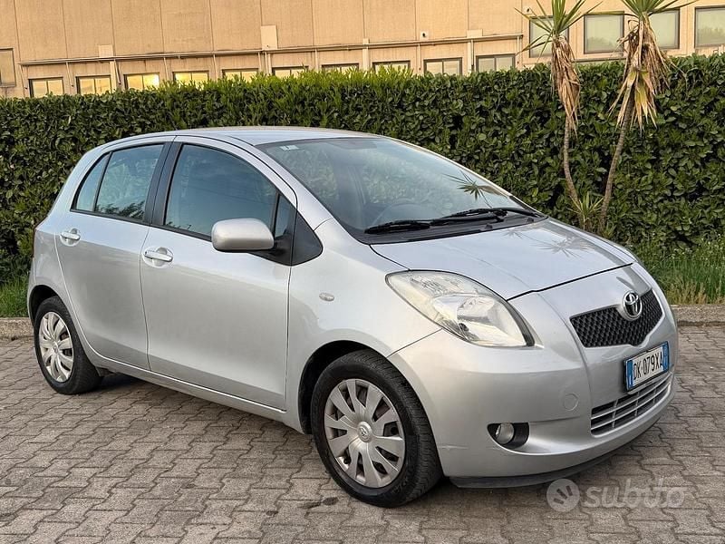 Usata Toyota Yaris 90 CV (66 kW) 2007 Grigio Utilitaria