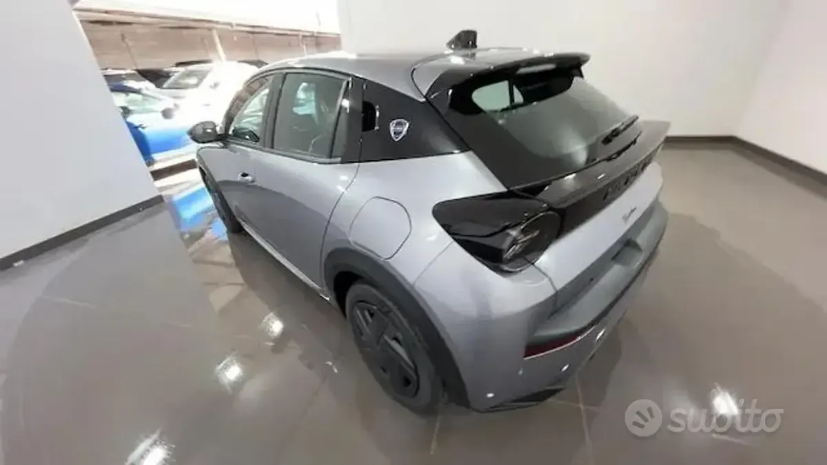 Nuova Lancia Ypsilon 101 CV (74 kW) 2026 Grigio Utilitaria