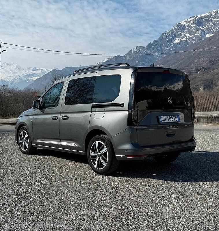 Usata VW Caddy Style 122 CV (89 kW) 2022 Grigio Monovolume