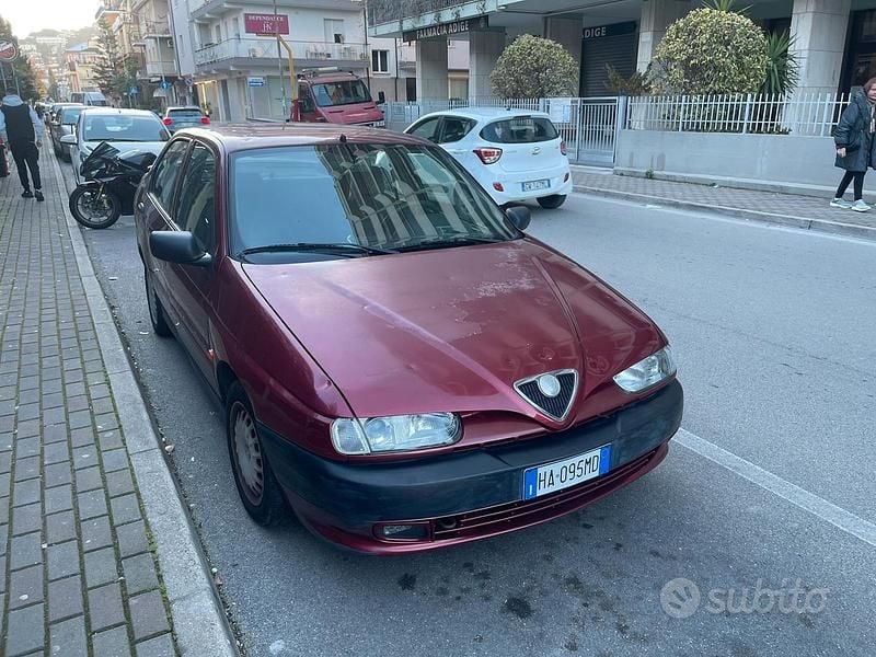 Usata Alfa Romeo 146 103 CV (75 kW) 1997 Rosso Utilitaria