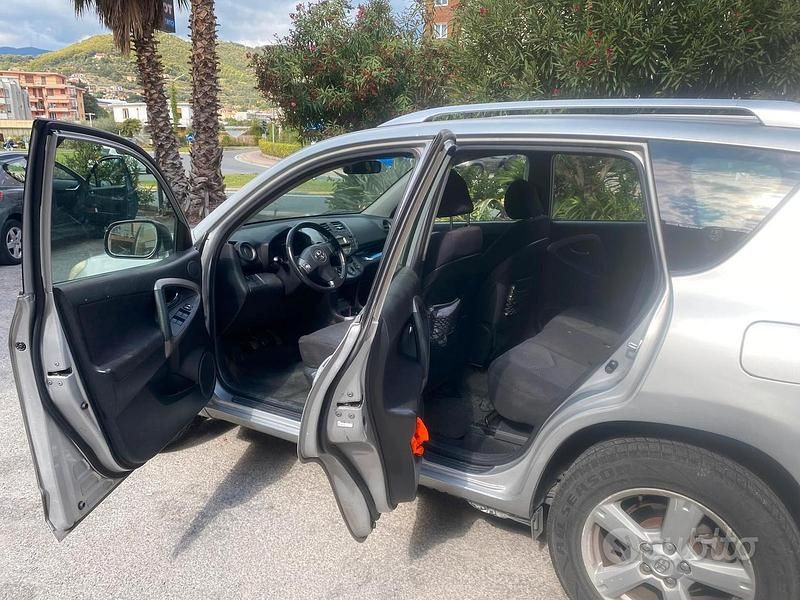 Usata Toyota RAV4 136 CV (100 kW) 2006 Grigio Berlina