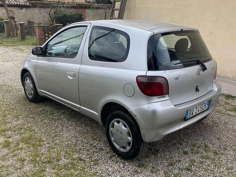 Usata Toyota Yaris Sol 68 CV (50 kW) 2001 Argento Berlina