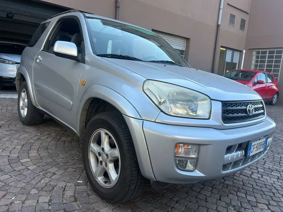 Usata Toyota RAV4 150 CV (110 kW) 2001 Argento SUV
