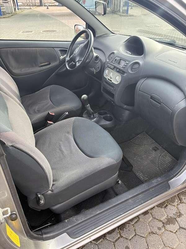 Usata Toyota Yaris Sol 68 CV (50 kW) 2003 Grigio Berlina