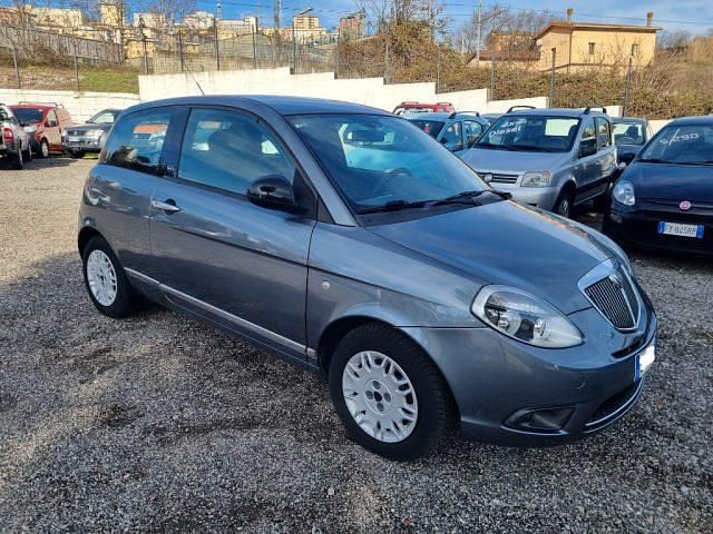Usata Lancia Ypsilon 75 CV (55 kW) 2012 Grigio scuro Utilitaria