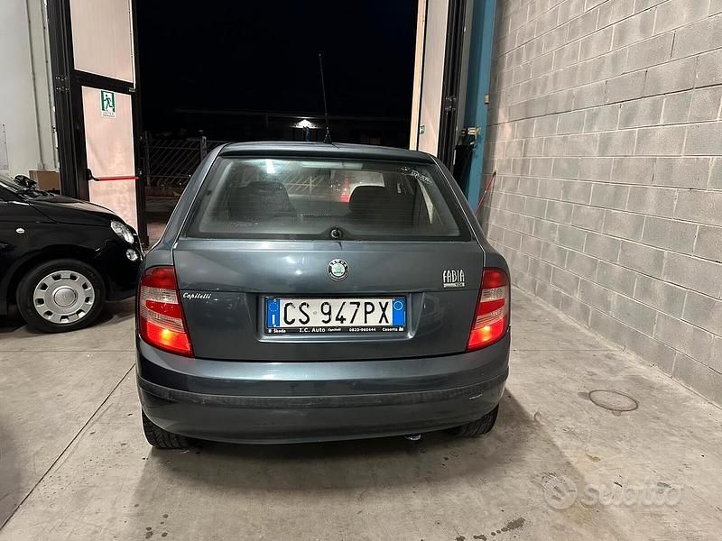 Other Usata 2005 Skoda Fabia Elegance Tre volumi | 990 € (Buon prezzo) - Immagine 1/4