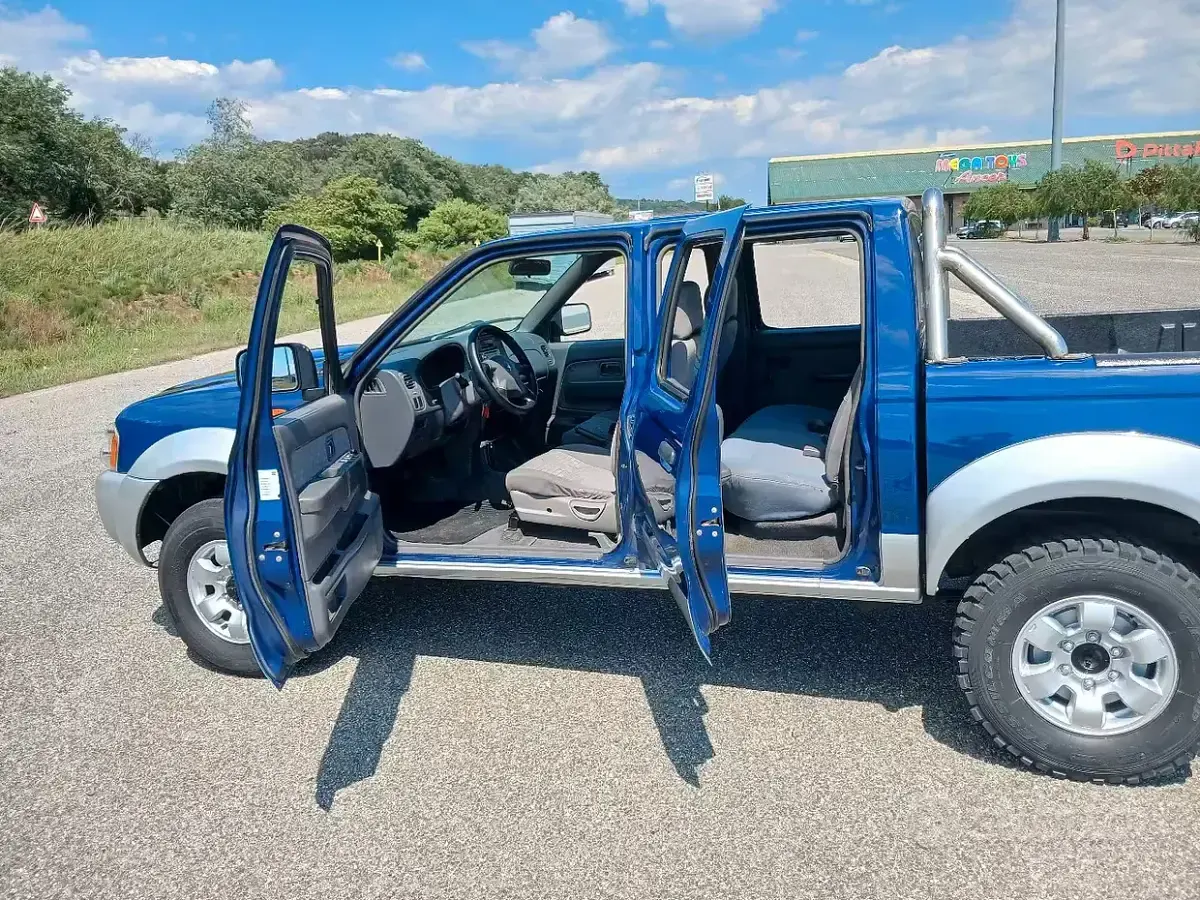 Usata Nissan Navara 133 CV (97 kW) 2003 Bluazzurro Pick-up