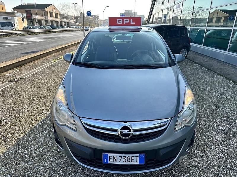 Usata Opel Corsa 85 CV (62 kW) 2013 Grigio Utilitaria