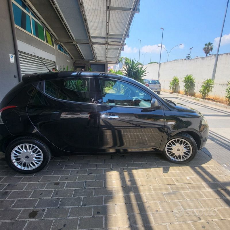 Usata Lancia Ypsilon 69 CV (50 kW) 2016 Nero Utilitaria