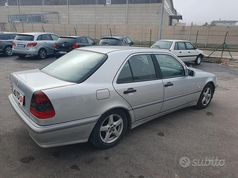 Usata Mercedes C200 193 CV (141 kW) 1998 Grigio Berlina