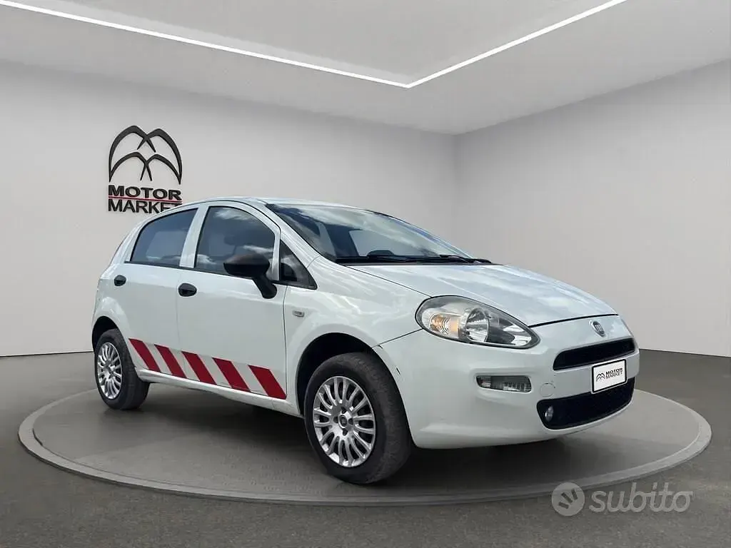 Usata Fiat Punto Lounge 77 CV (56 kW) 2018 Bianco Utilitaria