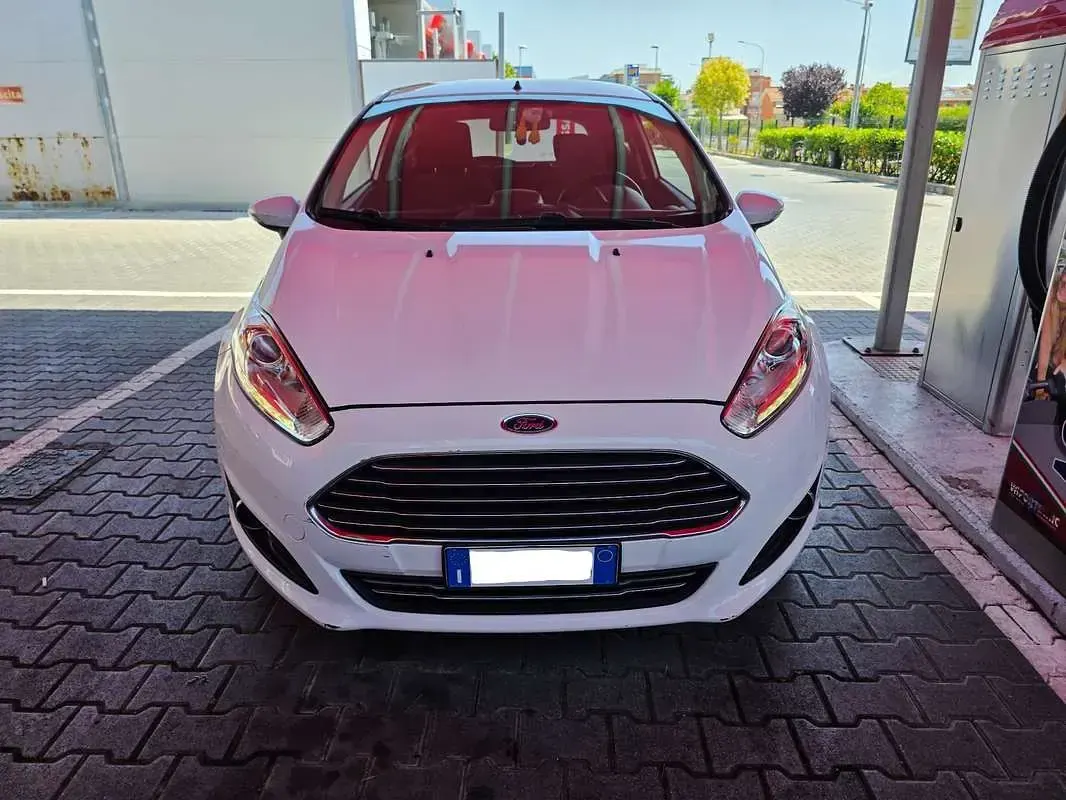 Usata Ford Fiesta Titanium 95 CV (69 kW) 2015 Bianco Utilitaria