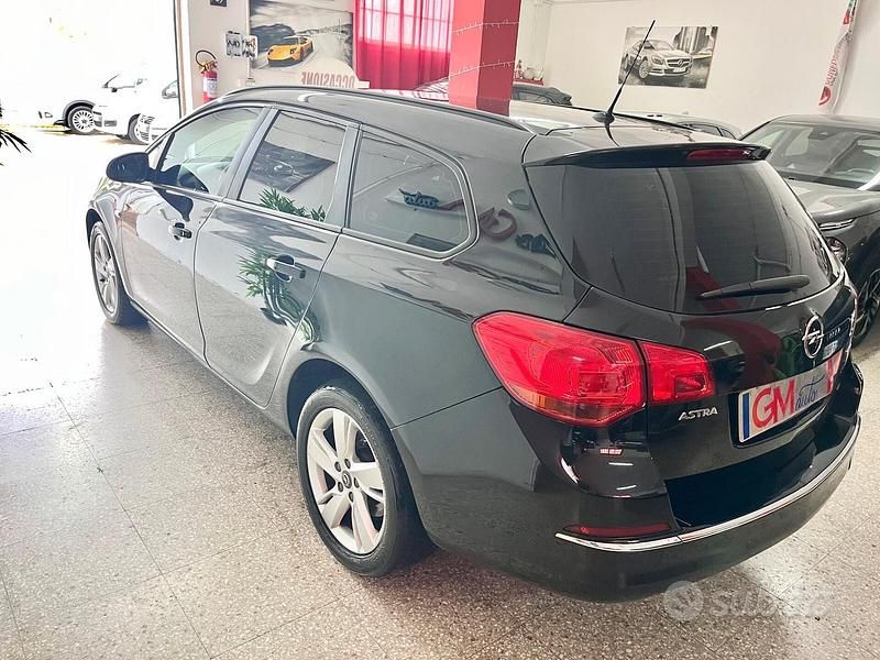 Usata Opel Astra 110 CV (80 kW) 2012 Nero Station wagon
