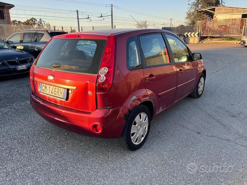 Usata Ford Fiesta Ghia 74 CV (54 kW) 2008 Rosso Utilitaria