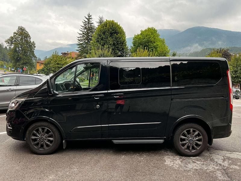 Usata Ford Tourneo Custom Titanium 185 CV (136 kW) 2022 Nero Furgone