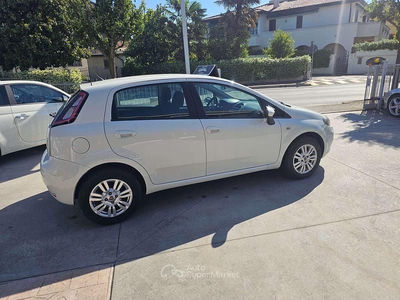 Usata Fiat Punto Easy 77 CV (56 kW) 2012 Bianco Utilitaria