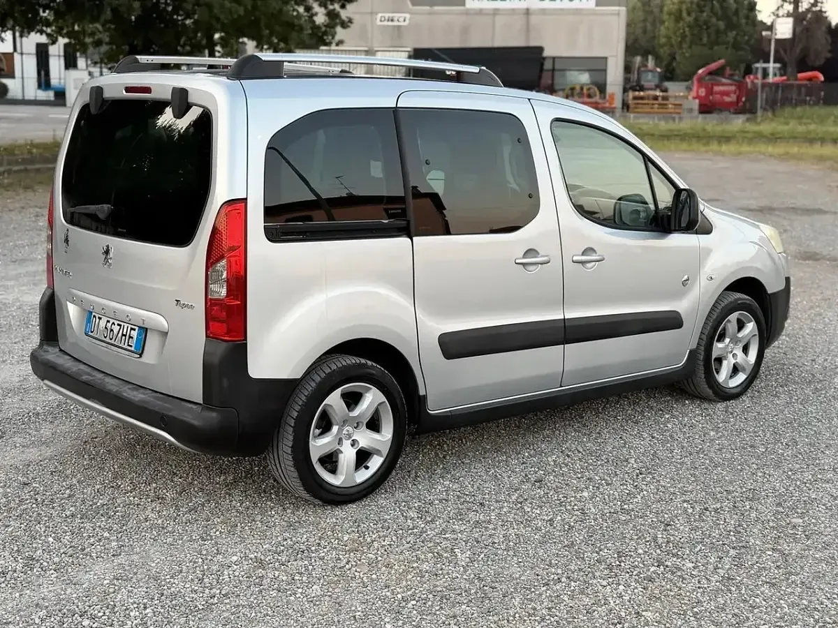 Usata Peugeot Partner Tepee Outdoor 109 CV (80 kW) 2008 Argento Monovolume