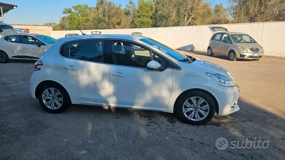 Usata Peugeot 208 Allure 68 CV (50 kW) 2015 Bianco Utilitaria