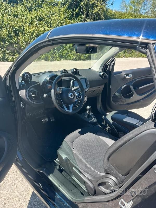 Usata Smart ForTwo Electric Drive 60 kW (82 CV) 2023 Blu Cabrio