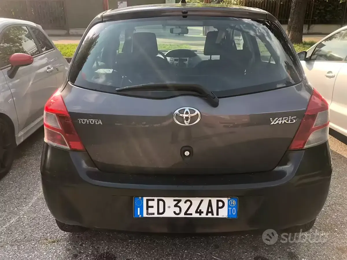 Usata Toyota Yaris 69 CV (50 kW) 2010 Grigio Utilitaria