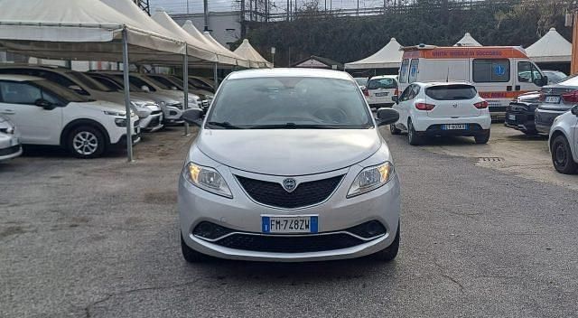 Usata Lancia Ypsilon Silver 69 CV (50 kW) 2018 Argento Utilitaria