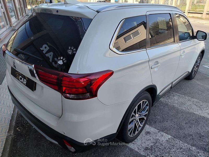 Usata Mitsubishi Outlander Instyle 150 CV (110 kW) 2017 Bianco SUV