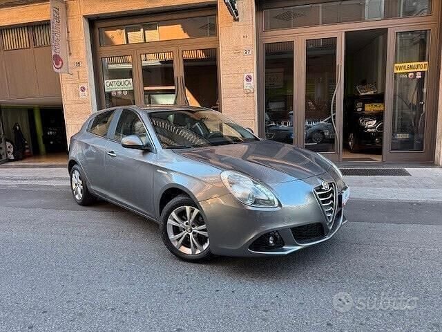 Grigio Usata 2011 Alfa Romeo Giulietta Tre volumi | 6490 € (Buon prezzo) - Immagine 1/4