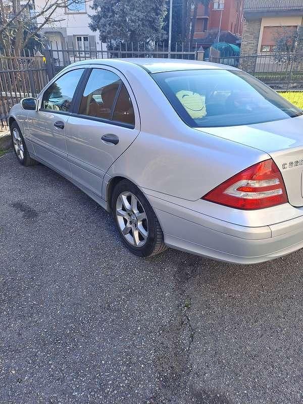 Usata Mercedes C220 Elegance 150 CV (110 kW) 2006 Argento Berlina