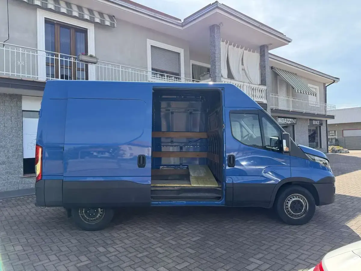 Usata Iveco Daily 136 CV (100 kW) 2017 Blu/azzurro Furgone