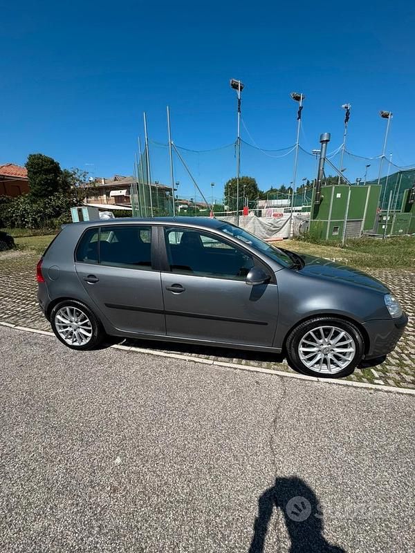 Usata VW Golf V 102 CV (75 kW) 2008 Grigio Utilitaria