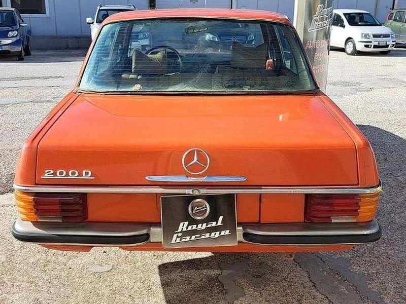 Begagnad Mercedes W115 60 HK (44 kW) 1975 Orange Sedan