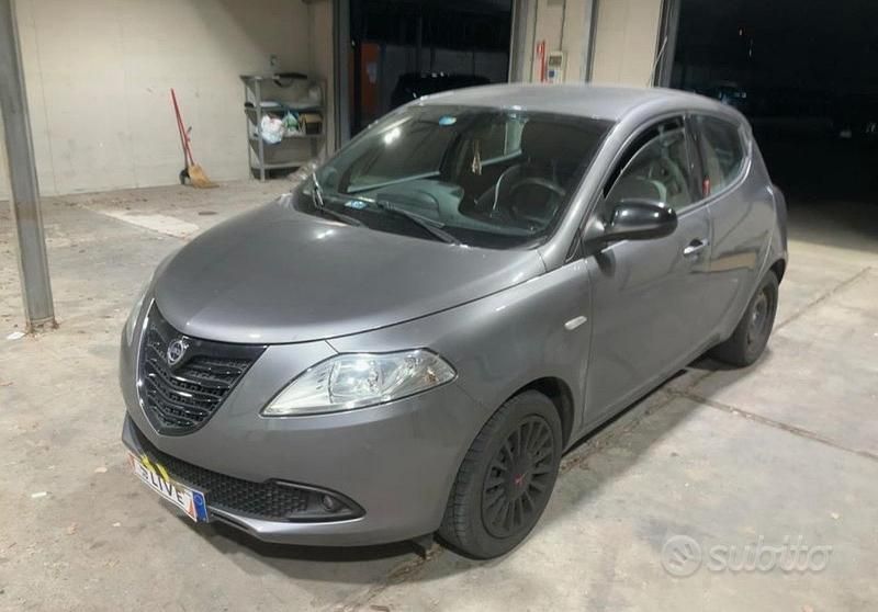 Usata Lancia Ypsilon Platinum 69 CV (50 kW) 2015 Grigio Utilitaria