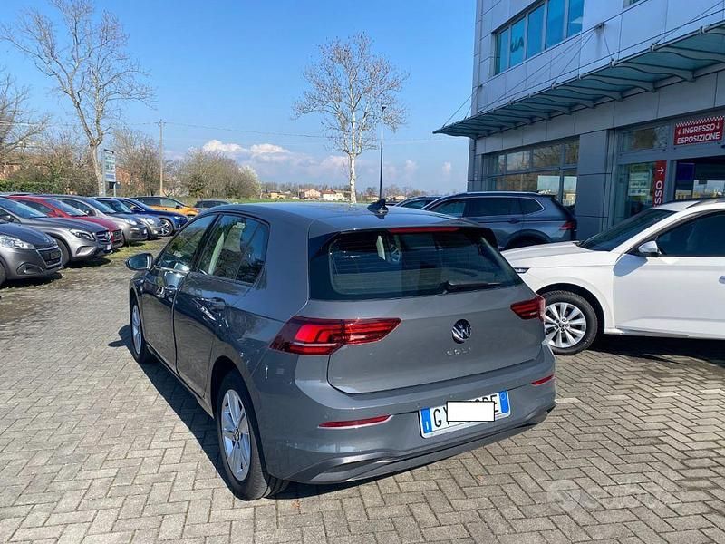 Usata VW Golf VIII Life 116 CV (85 kW) 2025 Grigio Berlina