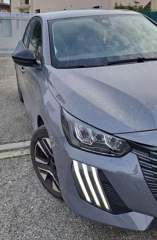 Usata Peugeot 208 Allure 101 CV (74 kW) 2024 Grigio Utilitaria