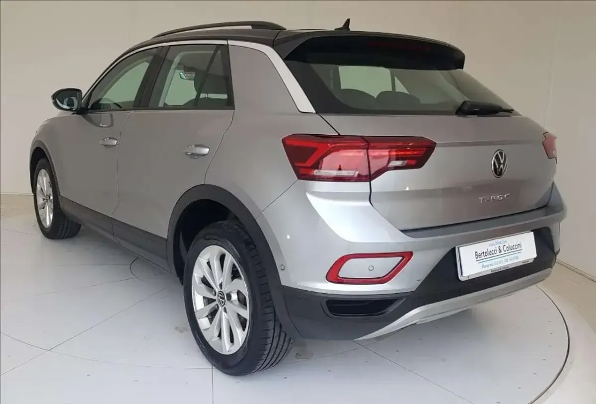 Usata VW T-Roc Life 110 CV (80 kW) 2023 Argento metallizzato SUV