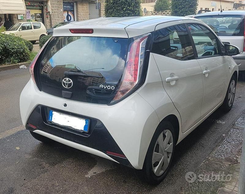 Bianco Usata 2014 Toyota Aygo X-play Due volumi | 7200 € (Buon prezzo) - Immagine 1/4