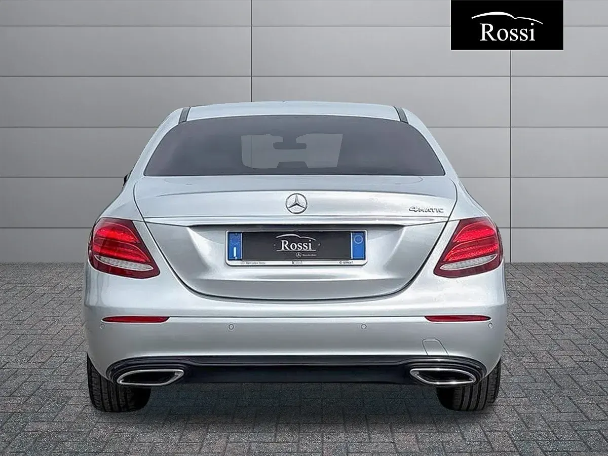 Usata Mercedes E220 Business 195 CV (143 kW) 2019 Grigio chiaro metallizzato Berlina