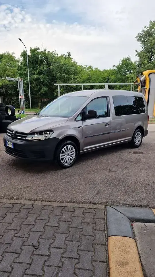 Usata VW Caddy 102 CV (75 kW) 2019 Grigio Monovolume