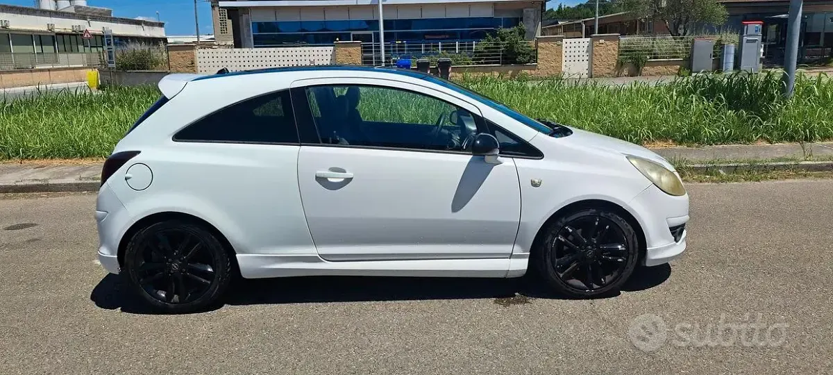 Usata Opel Corsa 90 CV (66 kW) 2009 Bianco Utilitaria