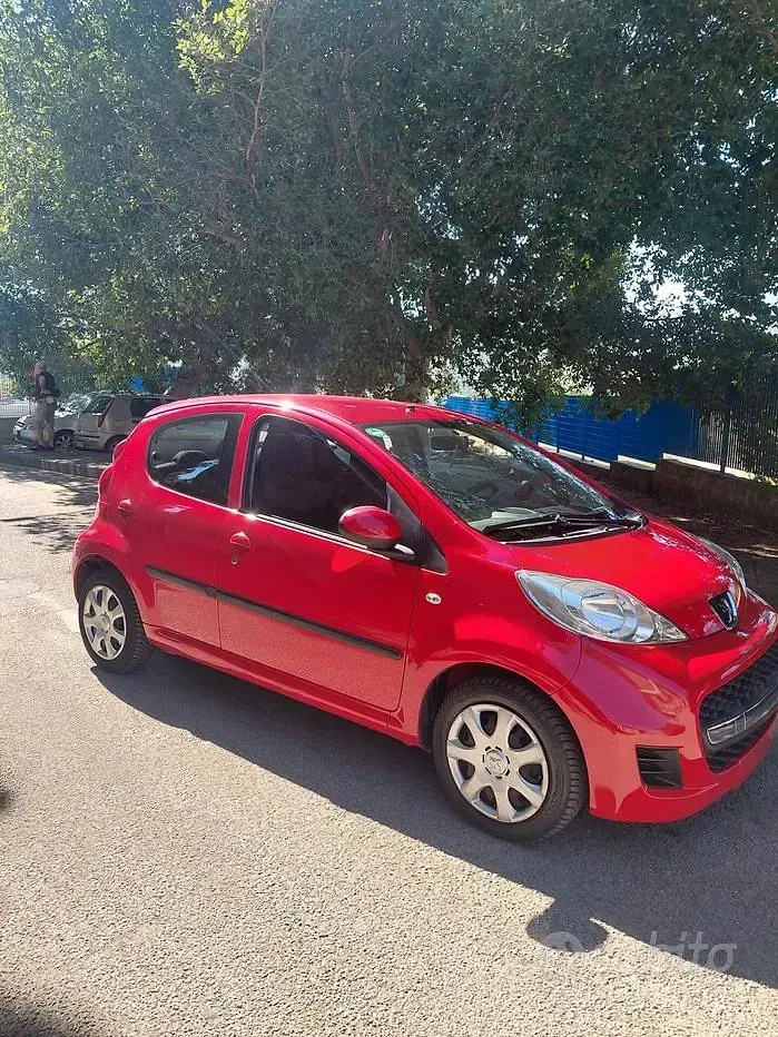 Usata Peugeot 107 68 CV (50 kW) 2010 Rosso Utilitaria