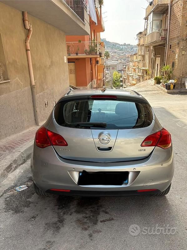 Usata Opel Astra 110 CV (80 kW) 2010 Grigio Berlina
