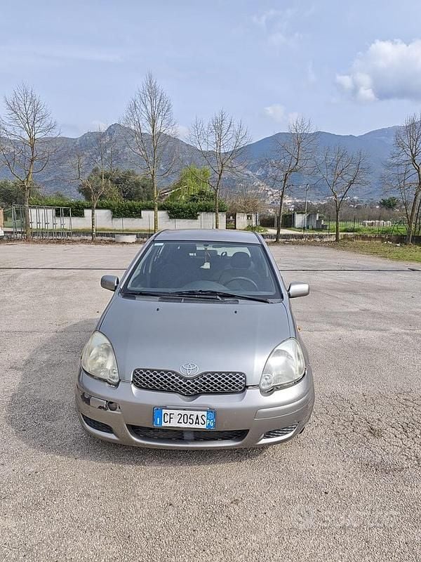 Usata Toyota Yaris Sol 65 CV (47 kW) 2003 Grigio Berlina