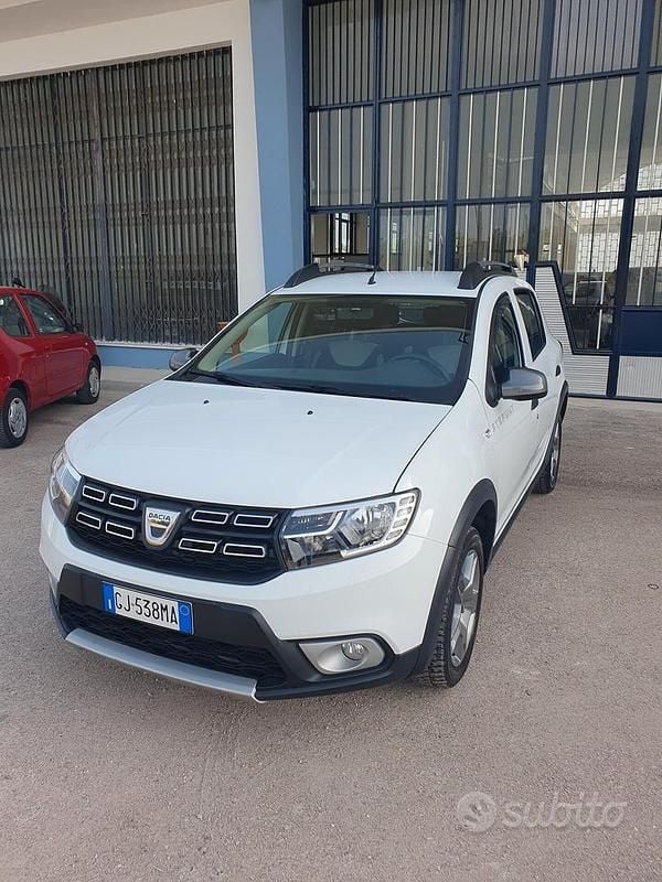 Bianco Usata 2019 Dacia Sandero Acces Due volumi | 9699 € (Buon prezzo) - Immagine 1/4