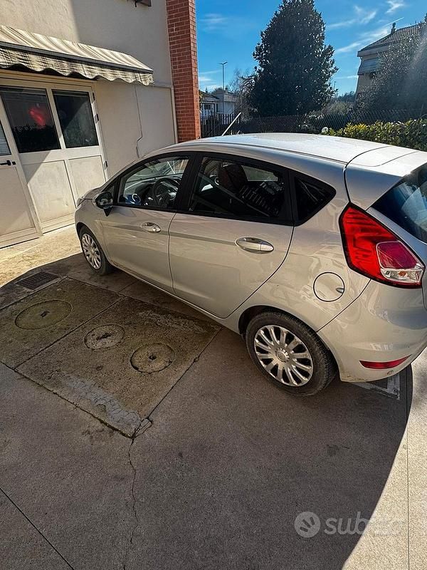 Usata Ford Fiesta 75 CV (55 kW) 2016 Grigio Berlina