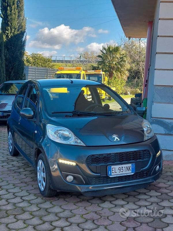 Usata Peugeot 107 Urban Move 68 CV (50 kW) 2012 Grigio Utilitaria