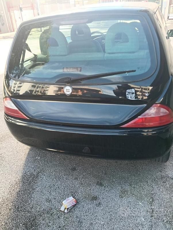 Begagnad Lancia Ypsilon 86 HK (63 kW) 2001 Svart Halvkombi