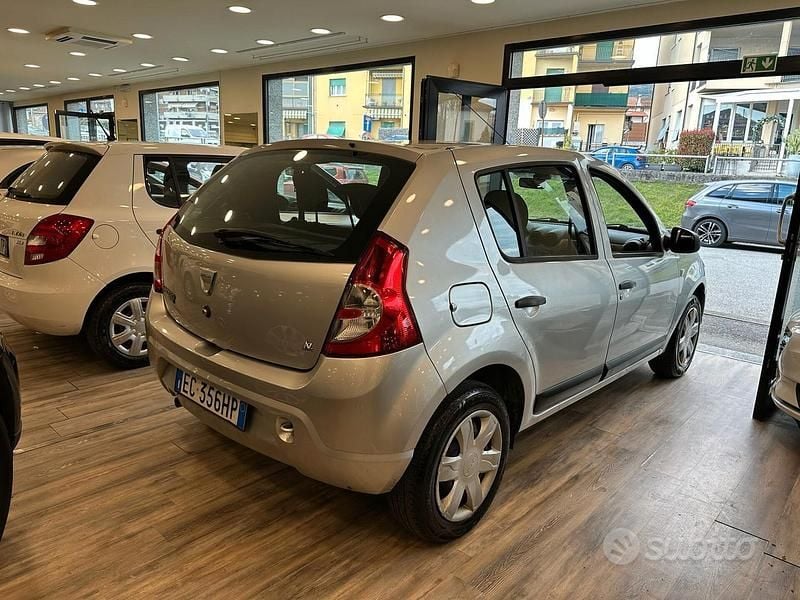 Usata Dacia Sandero Lauréate 72 CV (52 kW) 2010 Grigio Berlina